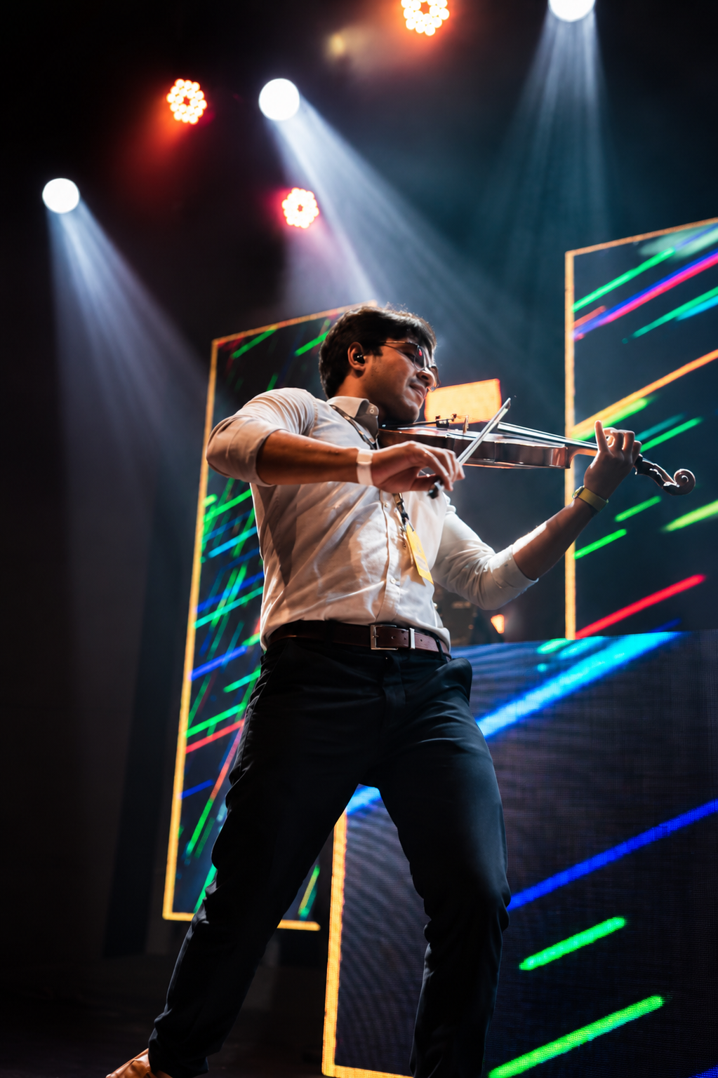 Wendhel ao violino em palco iluminado