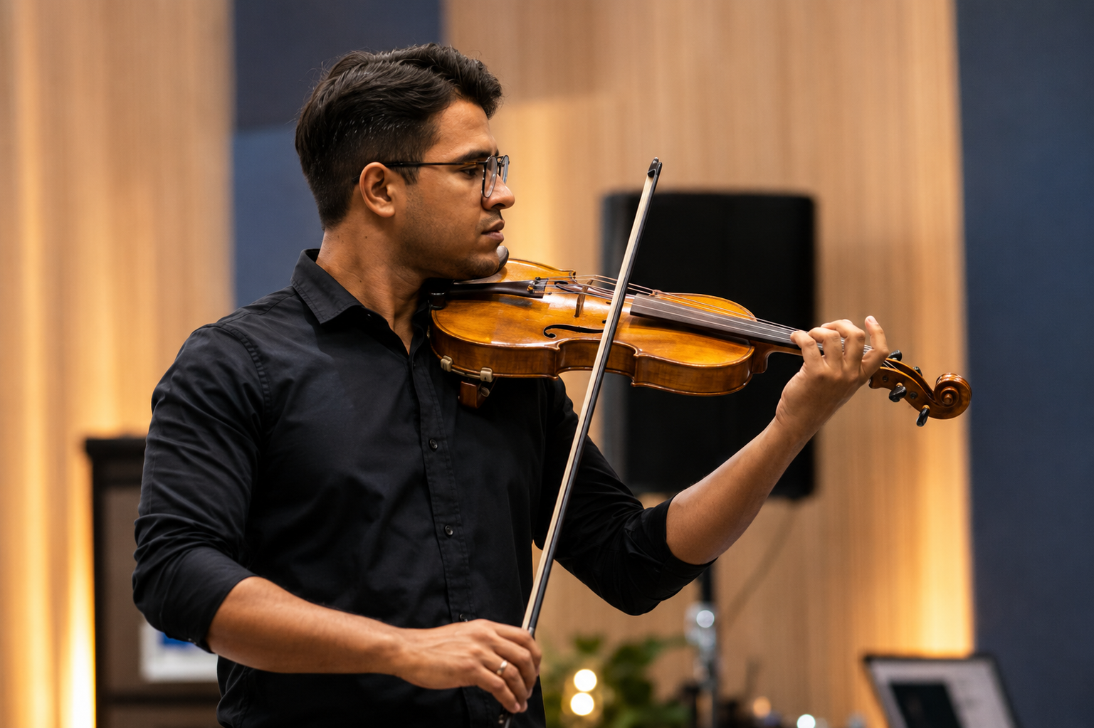 Wendhel ao violino em apresentação intimista