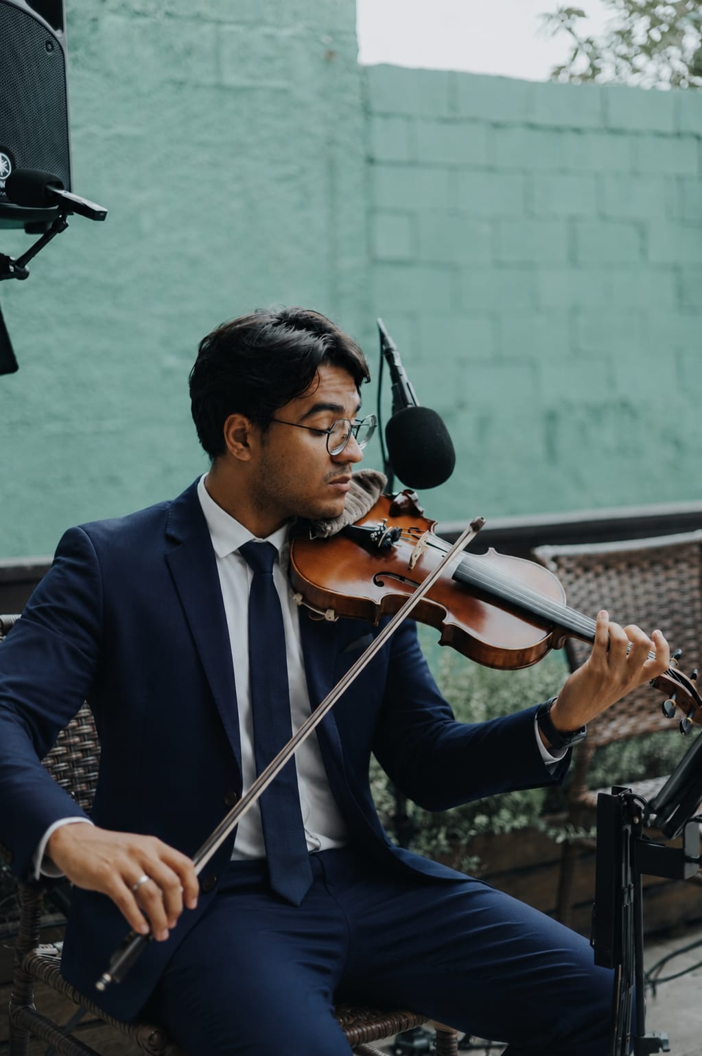 Wendhel ao violino em terraço acolhedor